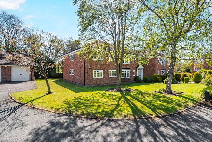 3 Bedroom Flat For Sale In Sandmoor Green, Alwoodley, Leeds, LS17