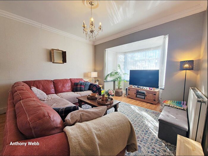 3 Bedroom End Of Terrace House For Sale In Connaught Gardens, Palmers Green, N13