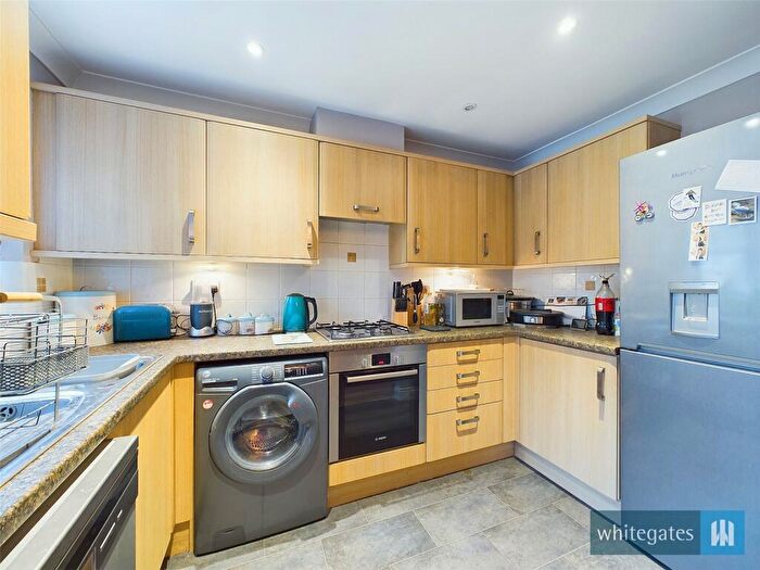 3 Bedroom Town House For Sale In Frogmoor Avenue, Bradford, West Yorkshire, BD12