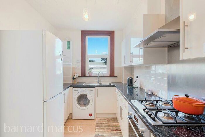 2 Bedroom Maisonette To Rent In Temple Road, Cricklewood, NW2