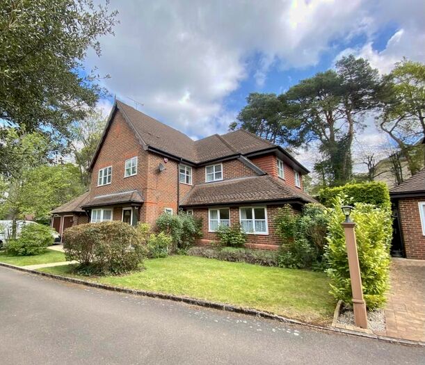 5 Bedroom Detached House To Rent In Woking, Surrey, GU22