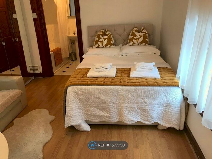 Studio To Rent In Glycena Road, London, SW11