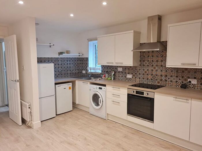 1 Bedroom Flat To Rent In Weavers Close, Isleworth, London, TW7