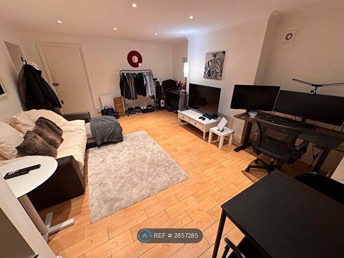 1 Bedroom Flat To Rent In Oakhill Road, London, SW15