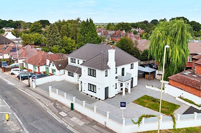 4 Bedroom Detached House For Sale In Minley Road, Farnborough, Hampshire, GU14