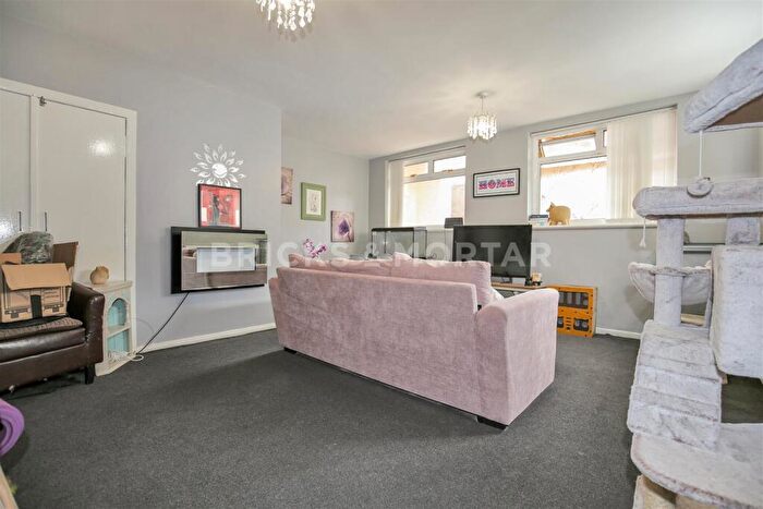 2 Bedroom Flat To Rent In Victoria Terrace Back, Newcastle Upon Tyne, NE15