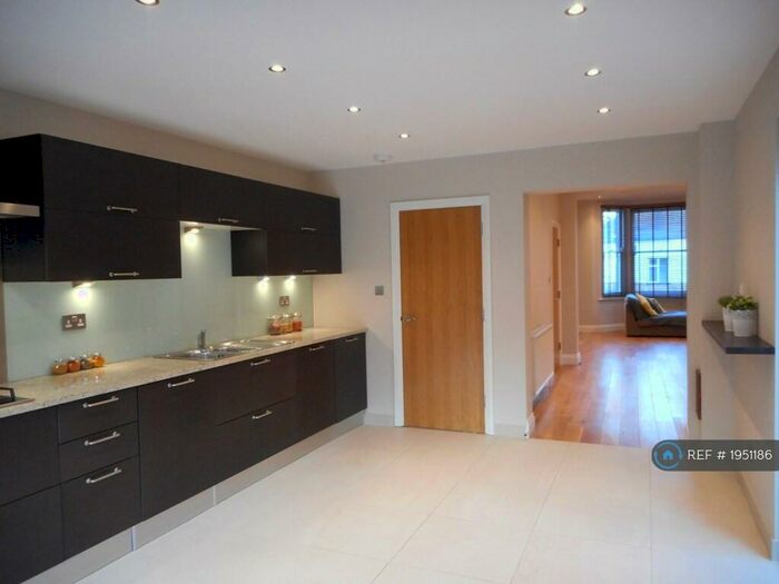 4 Bedroom Semi-Detached House To Rent In Warwick Road, Barnet, EN5