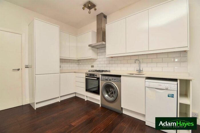3 Bedroom Apartment To Rent In Ballards Lane, North Finchley, N12
