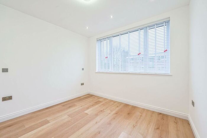 3 Bedroom Flat To Rent In Warwick Road, High Barnet, Barnet, EN5