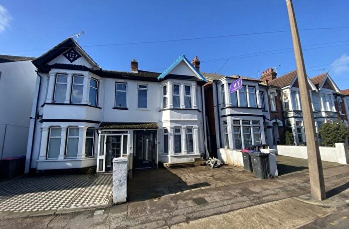Studio To Rent In Bournemouth Park Road, SS2