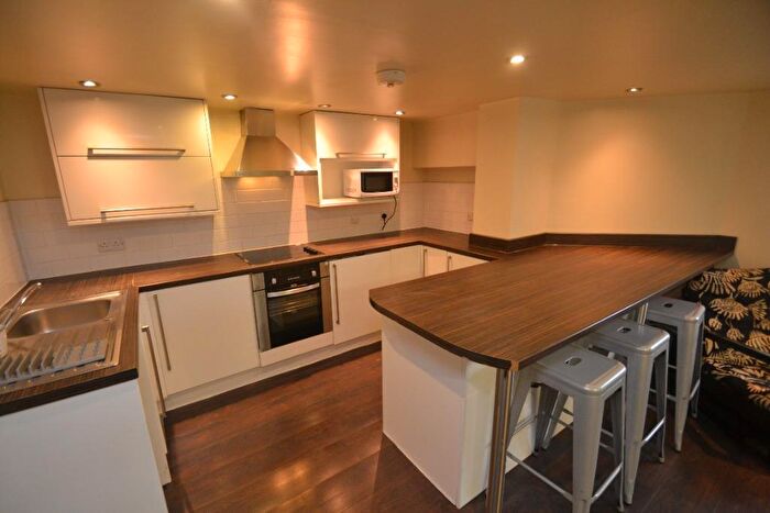 3 Bedroom Flat To Rent In Wellington Road, Fallowfield, Manchester, M14