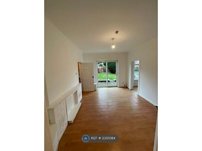 3 Bedroom Flat To Rent In Croftfoot Road, Glasgow, G44