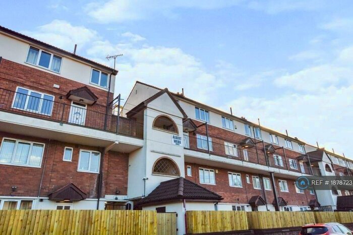 4 Bedroom Maisonette To Rent In Albert Webb House, Salford, M5