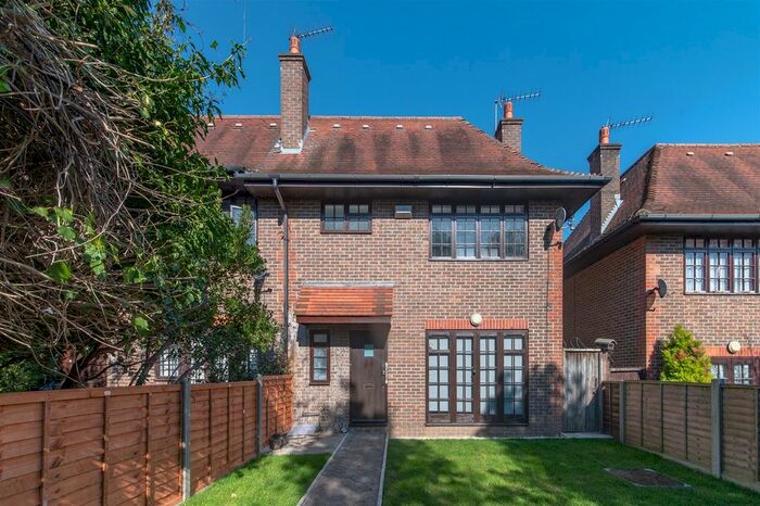 3 Bedroom End Of Terrace House To Rent In The Causeway, London, N2