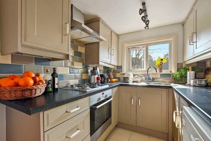 2 Bedroom Apartment To Rent In Lichfield Grove, London, N3