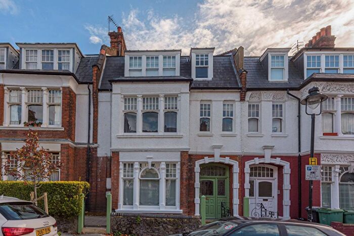 3 Bedroom Flat To Rent In Howitt Road, Belsize Park, London, NW3