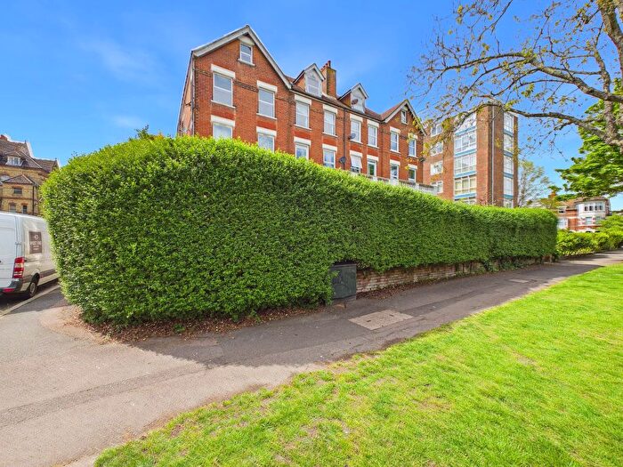 3 Bedroom Flat For Sale In Earls Avenue, Folkestone, Kent, CT20