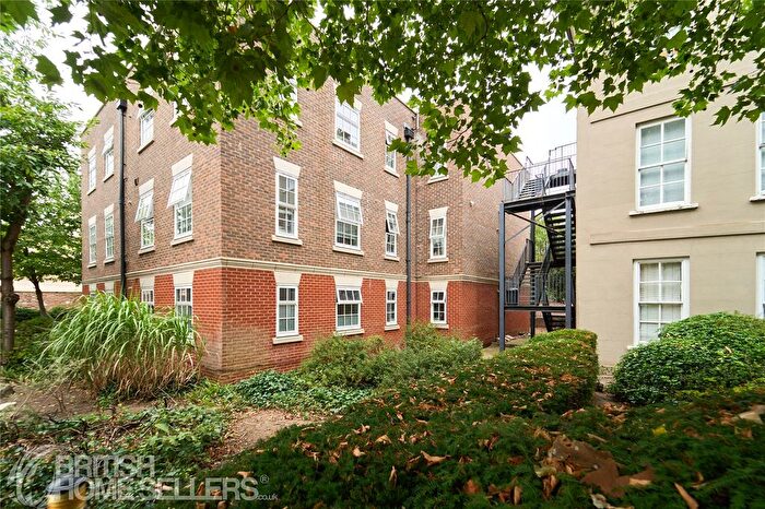 2 Bedroom Flat For Sale In Twickenham Road, Isleworth, TW7