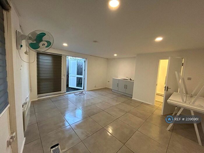 Studio To Rent In Bell Lane, London, NW4