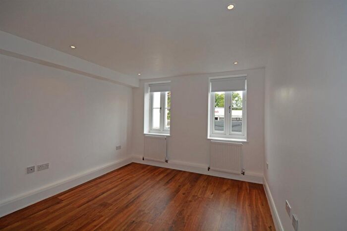 1 Bedroom Flat To Rent In Smarts Lane, Loughton, IG10