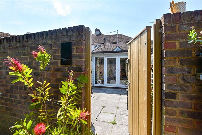 1 Bedroom Flat For Sale In Herne Bay Road, Whitstable, Kent, CT5