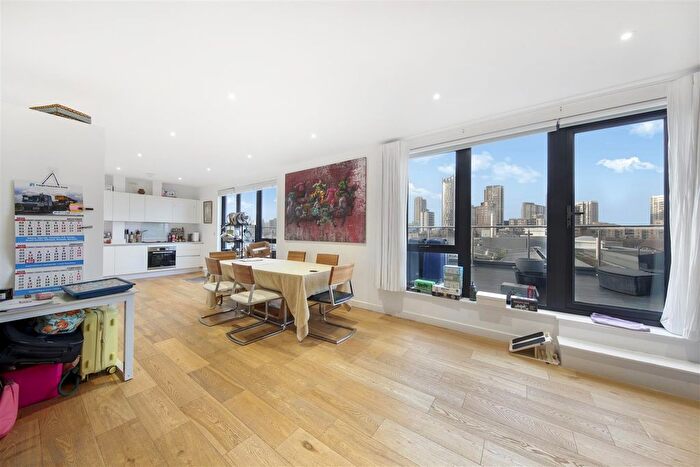 3 Bedroom Flat To Rent In Waleorde Road, Elephant Amp; Castle, SE17