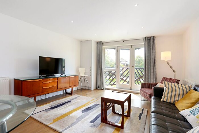 1 Bedroom Flat To Rent In Lawrence Parade, TW7