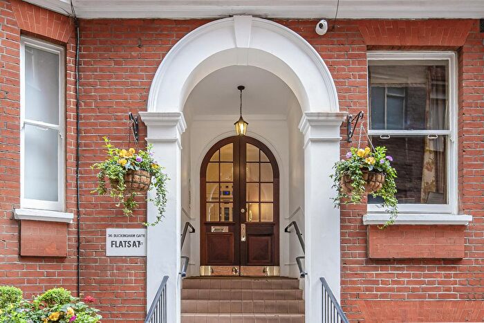 1 Bedroom Flat For Sale In Buckingham Gate, St James, London, SW1E
