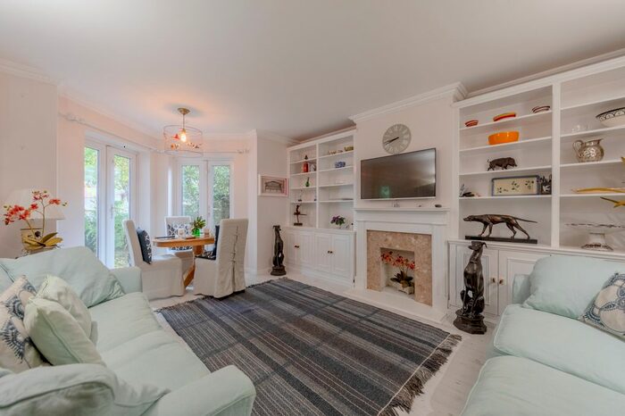 2 Bedroom Flat To Rent In Lndn-M - Milton Court, Chesterton Close, London, SW18