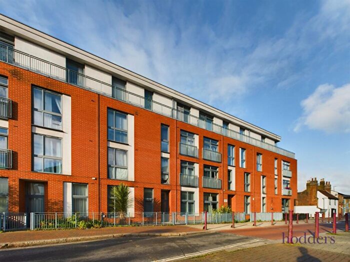 2 Bedroom Apartment For Sale In Chertsey, Surrey, KT16