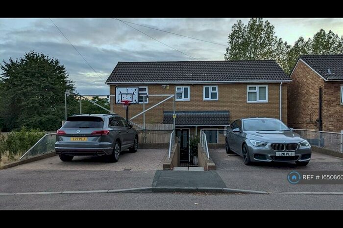 3 Bedroom Semi-Detached House To Rent In Turpins Rise, Stevenage, SG2