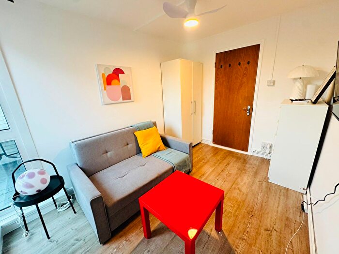 3 Bedroom Flat To Rent In Oakley Square, London, NW1