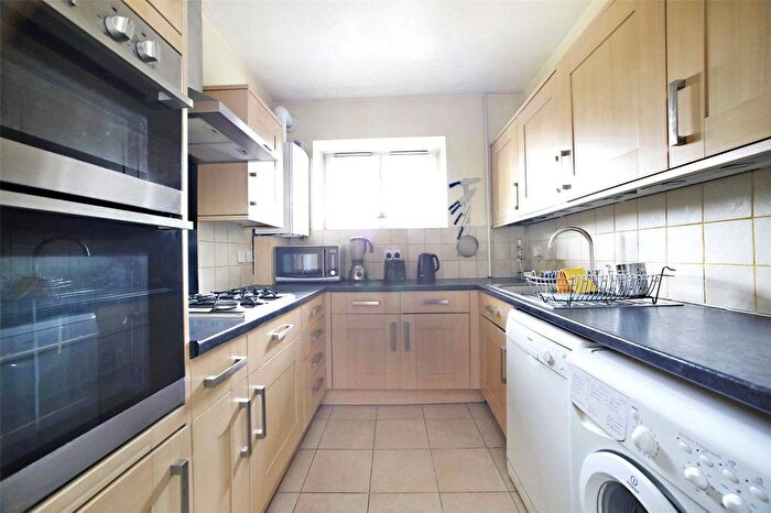 3 Bedroom Flat To Rent In Munday House, Burbage Close, London, SE1