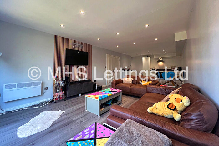 4 Bedroom Apartment To Rent In Abbots Mews, Leeds, LS4