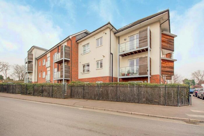 2 Bedroom Flat To Rent In Lindsay Court, Govett Avenue, Shepperton, TW17