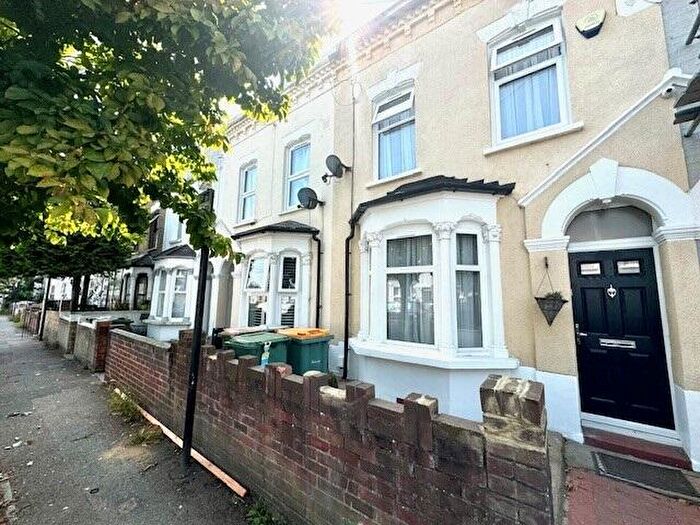4 Bedroom House To Rent In Field Road, Forest Gate, E7