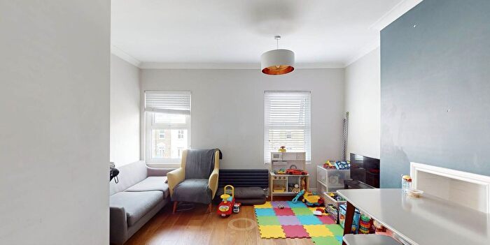 2 Bedroom Flat To Rent In Uxbridge Road, Shepherds Bush, W12