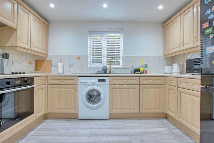 2 Bedroom Flat For Sale In Kensington Way, Borehamwood, WD6