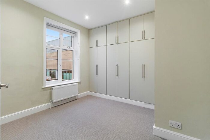 3 Bedroom Property To Rent In Clapham Manor Street, London, SW4