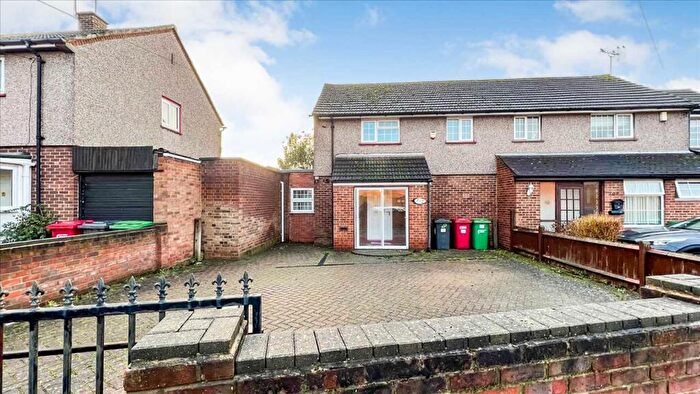 5 Bedroom Semi-Detached House For Sale In Cippenham Lane, Cippenham, Slough, SL1