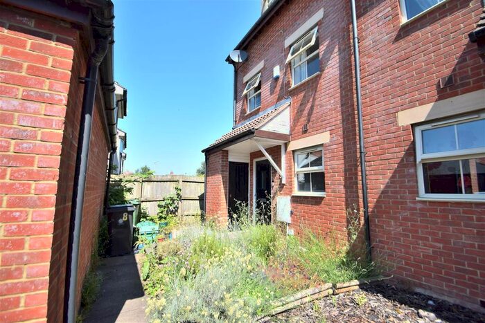 3 Bedroom End Of Terrace House To Rent In Lancaster Grove, Gloucester, GL4