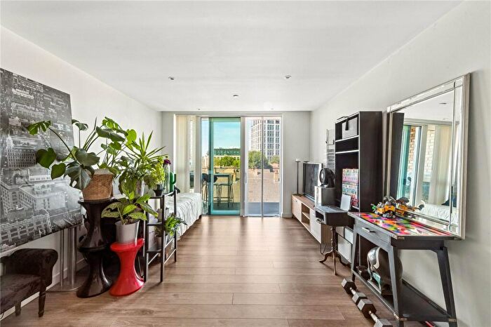 3 Bedroom Apartment For Sale In Newnton Close, London, N4