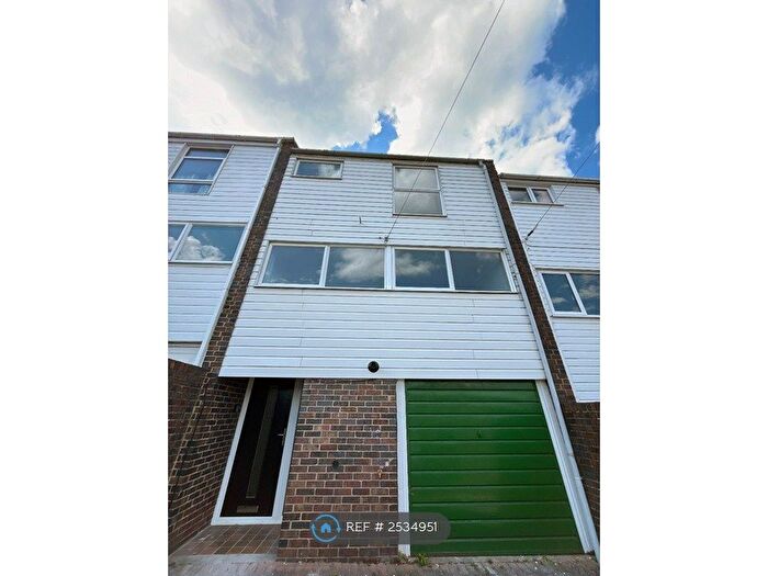 3 Bedroom Terraced House To Rent In Cliffe Way, Warwick, CV34