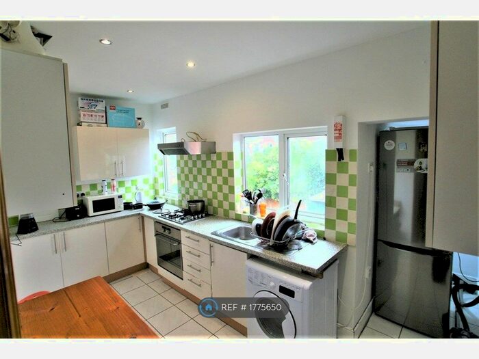 4 Bedroom Flat To Rent In Cricklewood, London, NW2