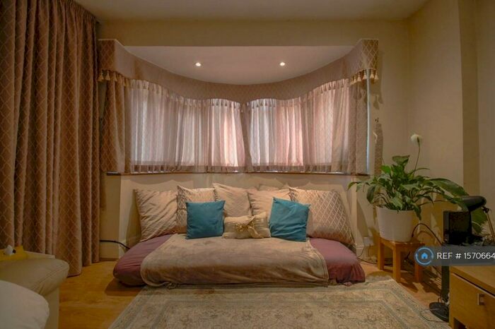 1 Bedroom Flat To Rent In Upper Birchen Grove, London, NW9