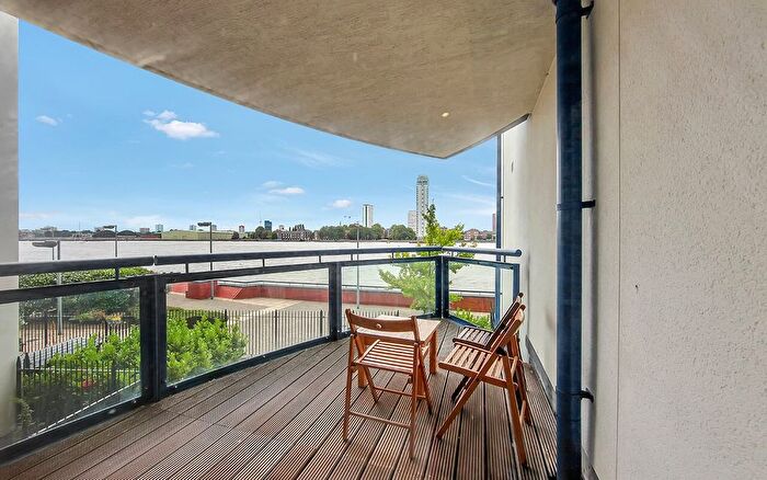 3 Bedroom Flat To Rent In Newton Place, Nova Building, Canary Wharf, Isle Of Dogs, E14