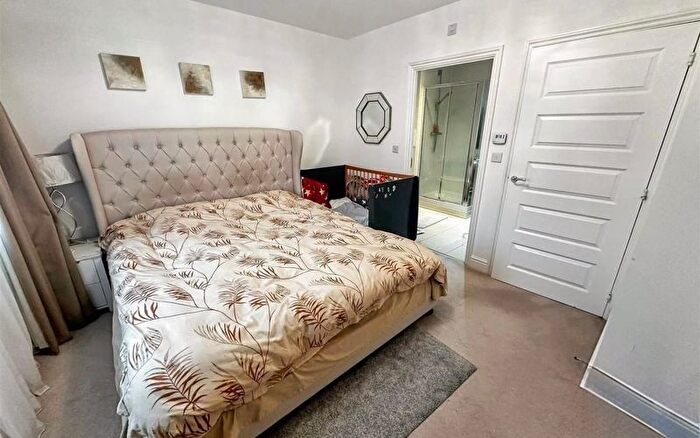 4 Bedroom Semi-Detached House To Rent In Hunting Place, Hounslow, TW5