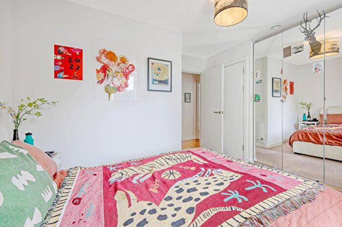 2 Bedroom Apartment To Rent In Trafalgar Gardens, Stepney Green, E1