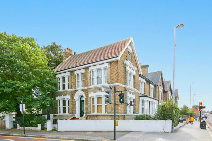 2 Bedroom Flat To Rent In High Road, Leyton, E10