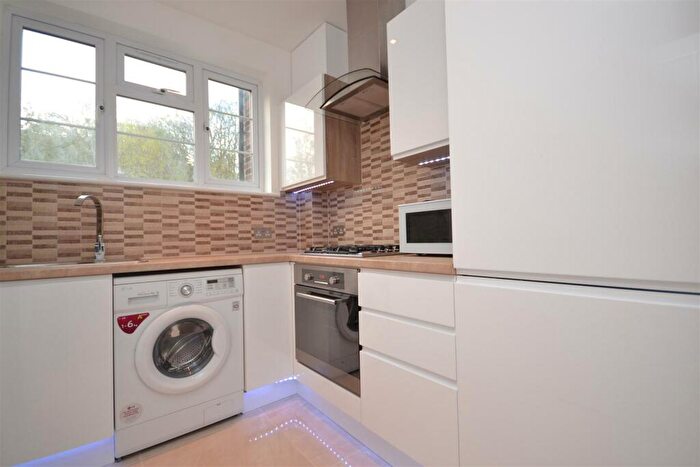 2 Bedroom Apartment To Rent In Risborough Close, Muswell Hill, London, N10